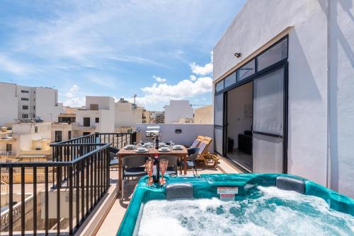 Balkón nebo terasa v ubytování Seashells Sea View Penthouse with private Hot Tub & large sunny terrace with stunning views - by Getwaysmalta