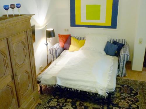 ein Schlafzimmer mit einem Bett mit bunten Kissen in der Unterkunft Duschenhof in Fuhrberg