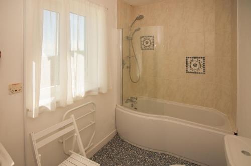 Et badeværelse på Cottage 215 - Claddaghduff