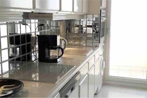 une cuisine avec un comptoir avec une tasse à café dessus dans l'établissement Domaine des Roches, à Trouville-sur-Mer