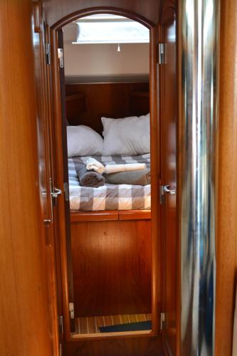 eine offene Glastür zu einem Etagenbett auf einem Boot in der Unterkunft Velero Babu in Puerto Calero