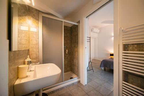 bagno con lavandino, doccia e vasca di Casa Ferrovieri a Verona