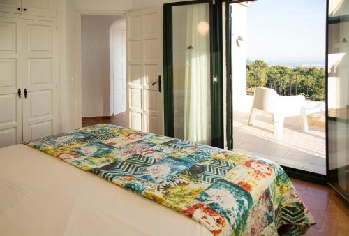 1 dormitorio con cama y vistas a un patio en Torre Orquidaceae - Plus Costa Brava, en L'Estartit