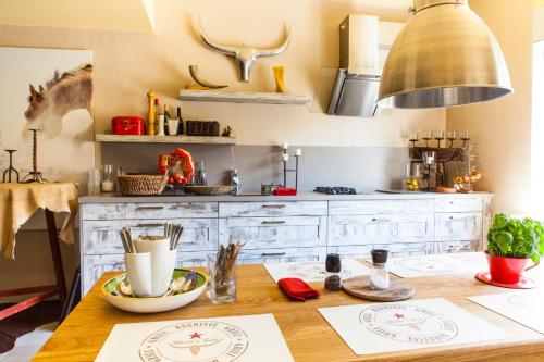 Longhorn Ranch Countryhotel - Garni في شْفوناو: مطبخ مع طاولة خشبية مع كونتر علوي