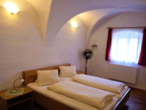 Un pat sau paturi într-o cameră la Hotel Eisenhuthaus