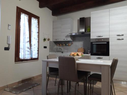 a kitchen with a table with chairs and a sink at casa vacanza da Luisa in Pompei