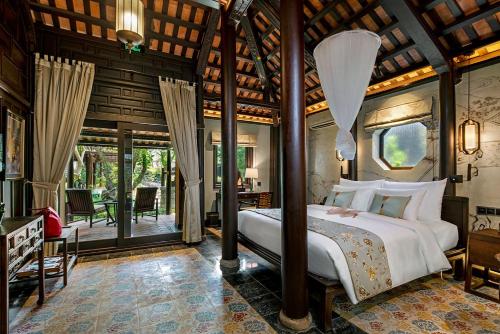 フエにあるAncient Huế Garden Housesのベッドルーム1室(大型ベッド1台付)