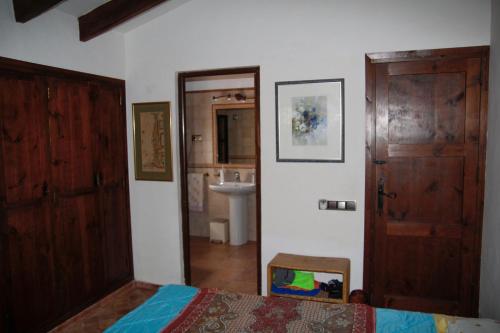 Schlafzimmer mit einem Bett, einer Tür und einem Waschbecken in der Unterkunft Villa Quinta in Denia