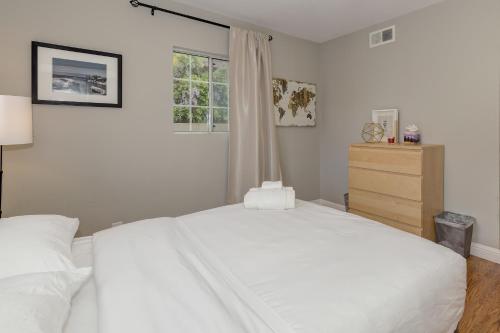 Postel nebo postele na pokoji v ubytování Cozy 2BD House, Minutes From FB and Stanford Univ! Home