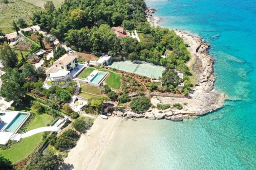 Villa Aria - Luxury Beachfront Villa with Pool and Tennis Court