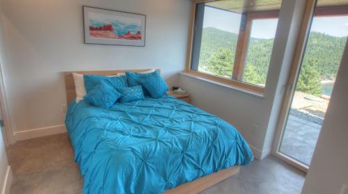 Postel nebo postele na pokoji v ubytování Timberline Haus Home