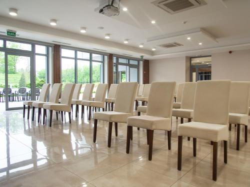 a row of chairs in a room with windows at Wielspin Puszczykowo in Puszczykowo