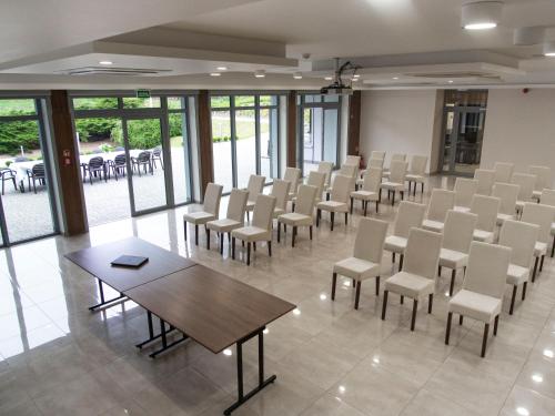 a room with rows of chairs and a table at Wielspin Puszczykowo in Puszczykowo