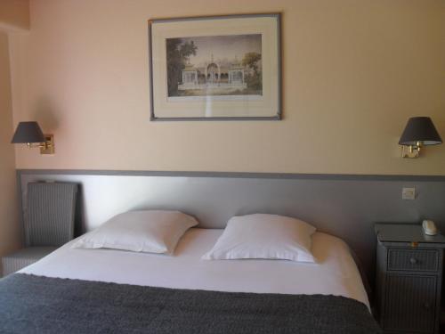 Una cama o camas en una habitación de Logis Hôtel Val de Vienne