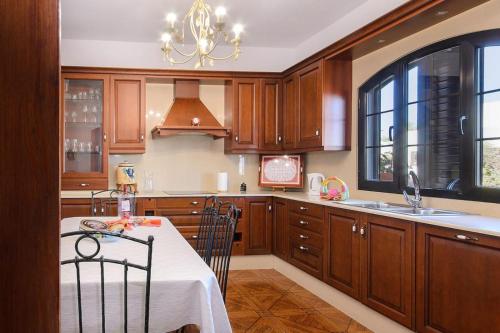 a kitchen with wooden cabinets and a table with chairs at Buda in Tinajo