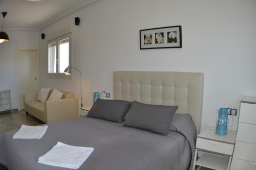 埃爾波索德洛斯弗萊爾斯的住宿－卡薩斯瑪麗亞卡莫納度假屋，一间卧室配有一张床和一张沙发