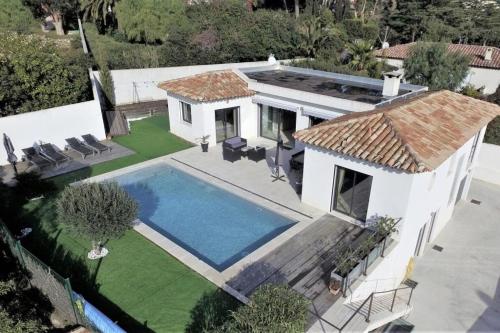 une vue aérienne d'une maison avec piscine dans l'établissement Chemin de la Roseraie, à Cavalaire-sur-Mer