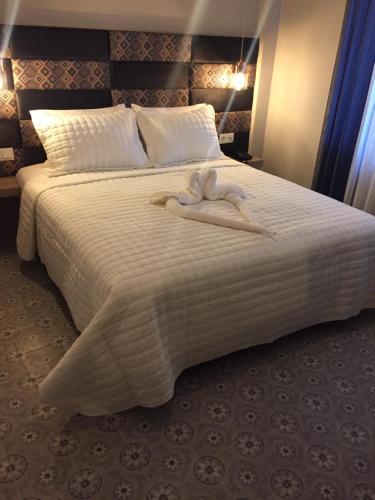 a bed with two naked women laying on it at ACR PALAS in Edirne