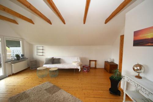 sala de estar con cama y suelo de madera en Kleines Haus mitten in der Natur mit eigener Terrasse und Sonnenbalkon, en Halver