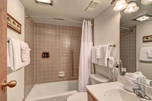 Bilik mandi di VS643 Square Condo