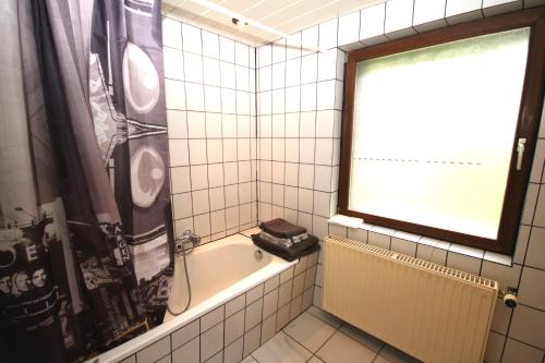 A bathroom at Kleines Haus mitten in der Natur mit eigener Terrasse und Sonnenbalkon