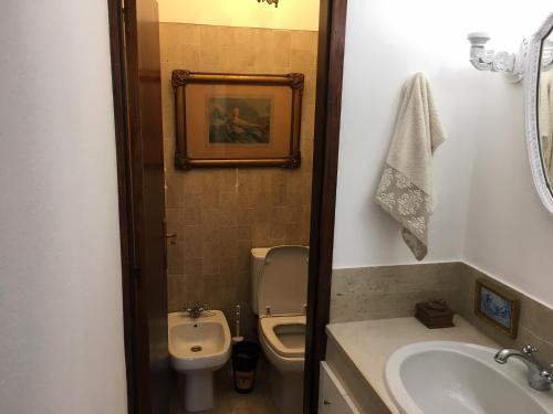 La petite salle de bains est pourvue de toilettes et d'un lavabo. dans l'établissement Trajadinha - Casa da Travessa, à Caminha