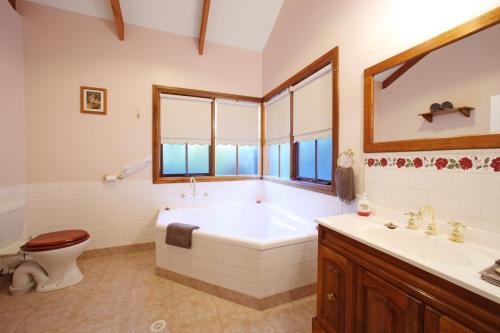Ένα μπάνιο στο Glenview Retreat Luxury Accommodation