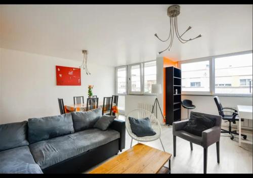 un salon avec un canapé, une table et des chaises dans l'établissement Lovely Appart, à Lorient