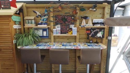 une table avec des chaises devant un mur en bois dans l'établissement Casa Bihan Ty Coat, à Lannion