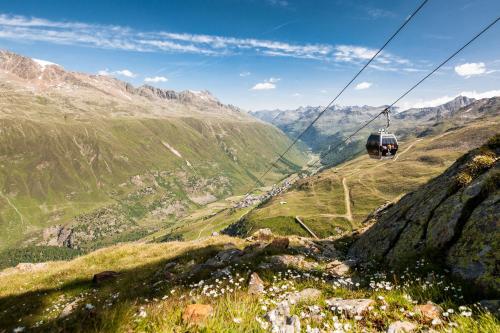 a gondola ride up a mountain with a valley at Das Hochegg - Apartments in Obergurgl