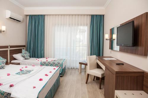 Postel nebo postele na pokoji v ubytování Side West Park Hotel