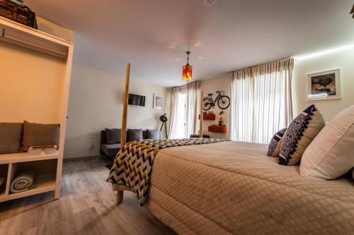 une chambre d'hôtel avec un lit et un canapé dans l'établissement My Bed in pico, à Madalena