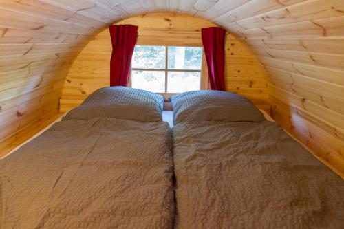 Country Camping Berlin في Tiefensee: سرير في غرفة صغيرة مع نافذة
