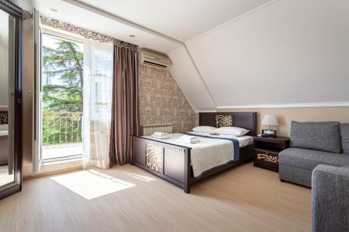 Un pat sau paturi într-o cameră la Vinograd Hotel