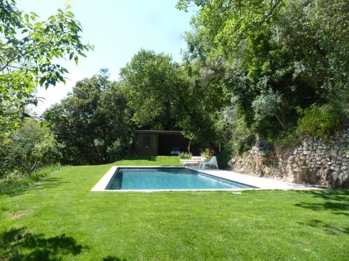a swimming pool in the middle of a yard at La Baumo 1 und 2 in Le Beaucet