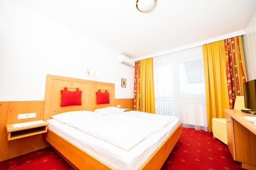 Кровать или кровати в номере Landgasthof zur Goldenen Traube