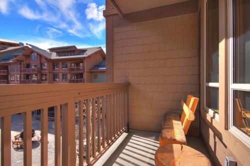 un balcón con un banco en el lateral de una casa en TX312 Taylors Crossing Condo, en Copper Mountain