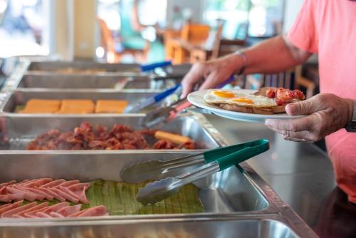 een persoon met een bord eten op een buffet bij Aloha Resort in Lamai