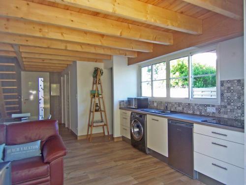 une cuisine avec lave-linge et sèche-linge dans une maison dans l'établissement Nid d'Arguin, à La Teste-de-Buch