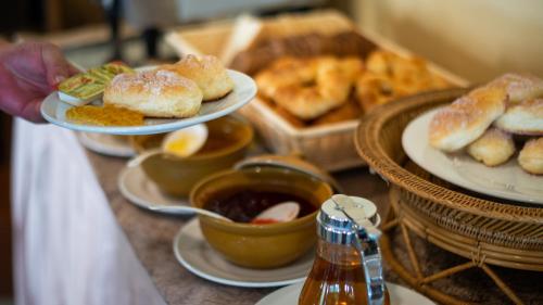 een persoon met een bord voedsel op een tafel bij Aloha Resort in Lamai