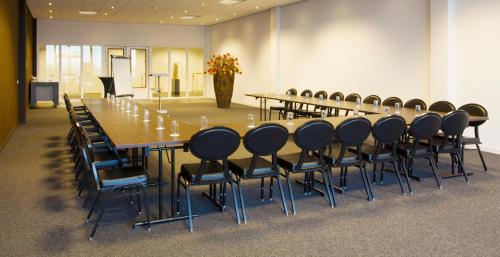 a conference room with a long table and chairs at Fletcher Wellness-Hotel Sittard in Sittard