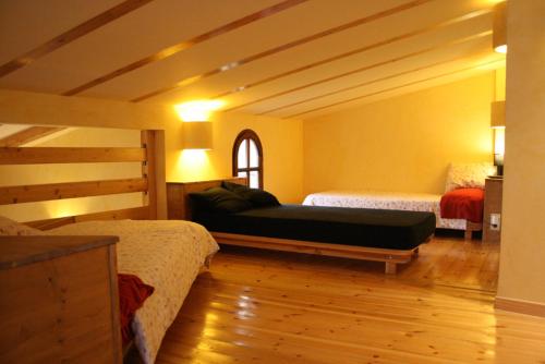 a room with two beds in a room with a ceiling at Groc Fluvia in Barcelona