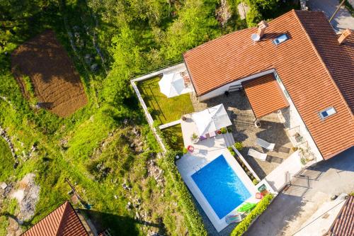 Φωτογραφία από το άλμπουμ του Captain's Villa with Swimming Pool σε Jurdani