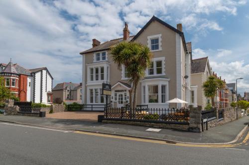 Gallery image of Lansdowne House with Private Car Park in Llandudno