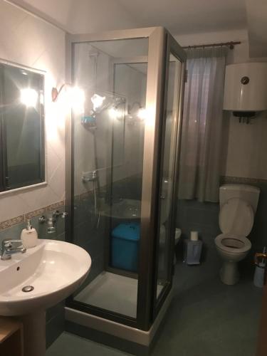 サン・ヴィート・ロ・カーポにあるLe Palme Tropicaliのバスルーム(シャワー、洗面台、トイレ付)