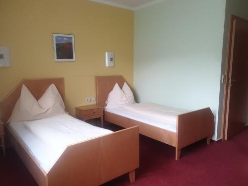 two beds in a hotel room withermottermott at Restaurant Gästehaus Seiger in Sankt Lorenzen bei Knittelfeld