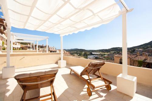 a patio with a table and chairs on a balcony at Appartamenti Shardana in Villasimius