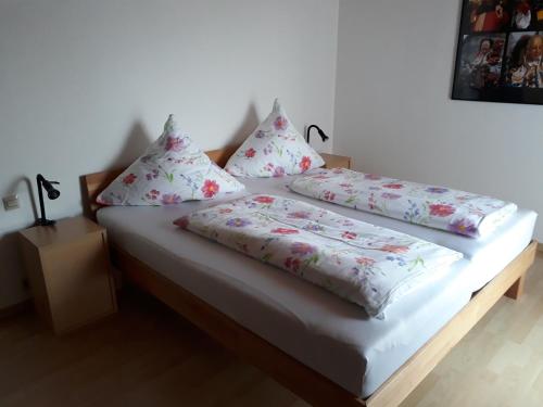 a bed with two pillows on top of it at 2-Zimmer-Ferienwohnung Gartenblick in Rottweil