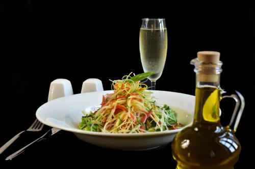 ホテルの敷地内または近くでの食事または食べ物