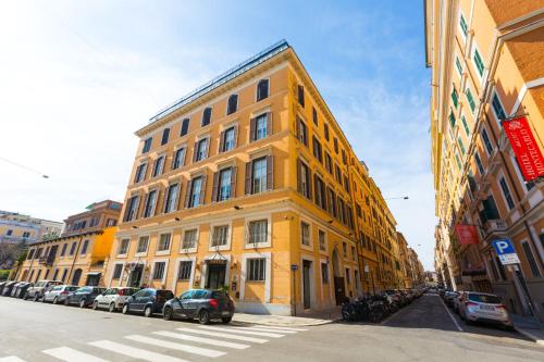 um edifício amarelo no lado de uma rua em Best Western Hotel Artdeco em Roma